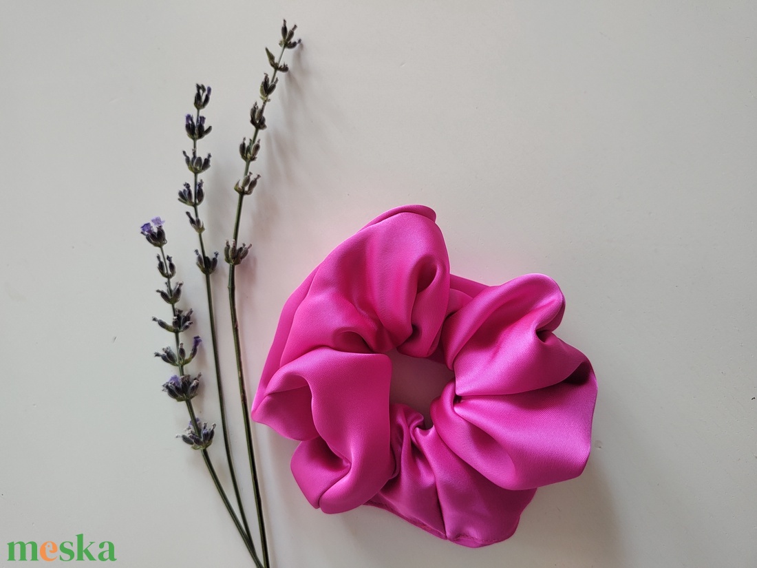 Rózsaszín szatén scrunchie hajgumi - ruha & divat - hajdísz & hajcsat - hajgumi - Meska.hu Rózsaszín szatén scrunchie hajgumi - ruha & divat - hajdísz & hajcsat - hajgumi - Meska.hu
