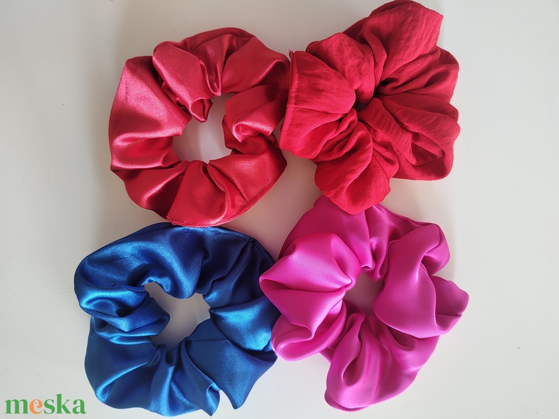 Piros szatén scrunchie - ruha & divat - hajdísz & hajcsat - hajgumi - Meska.hu Piros szatén scrunchie - ruha & divat - hajdísz & hajcsat - hajgumi - Meska.hu