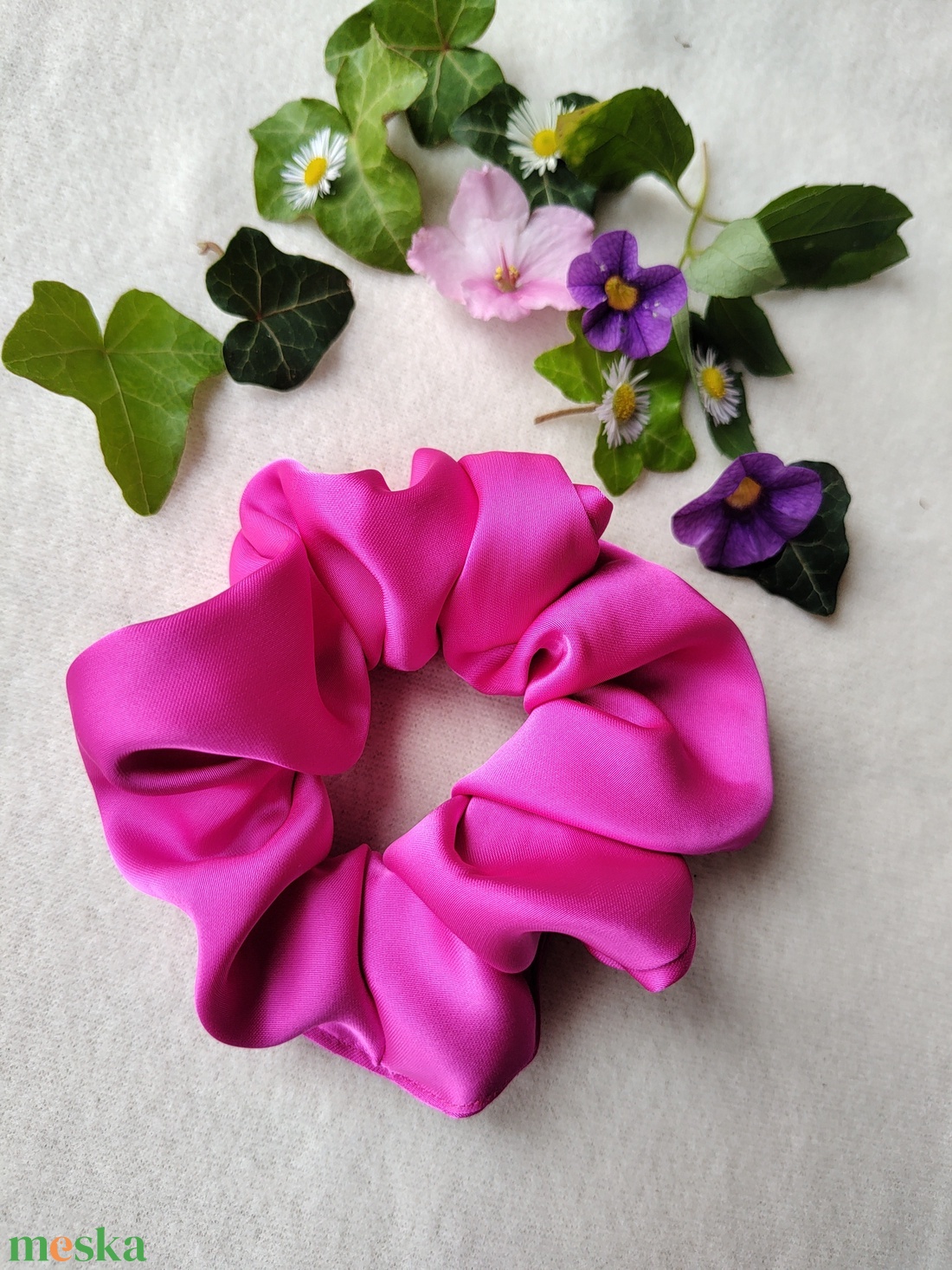 Rózsaszín szatén scrunchie hajgumi - ruha & divat - hajdísz & hajcsat - hajgumi - Meska.hu Rózsaszín szatén scrunchie hajgumi - ruha & divat - hajdísz & hajcsat - hajgumi - Meska.hu