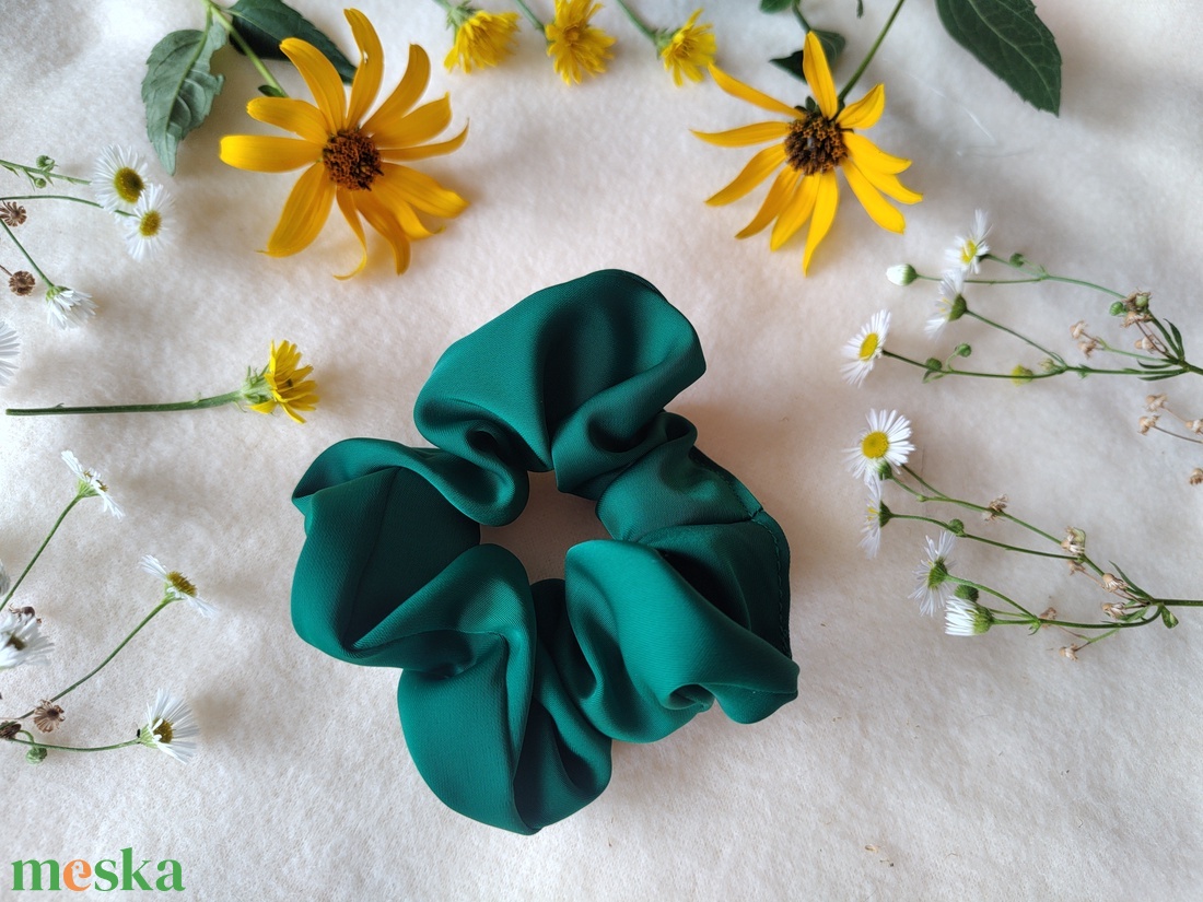 Zöld szatén scrunchie hajgumi - ruha & divat - hajdísz & hajcsat - hajgumi - Meska.hu Zöld szatén scrunchie hajgumi - ruha & divat - hajdísz & hajcsat - hajgumi - Meska.hu