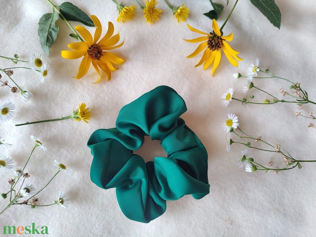 Zöld szatén scrunchie hajgumi - ruha & divat - hajdísz & hajcsat - hajgumi - Meska.hu Zöld szatén scrunchie hajgumi - ruha & divat - hajdísz & hajcsat - hajgumi - Meska.hu