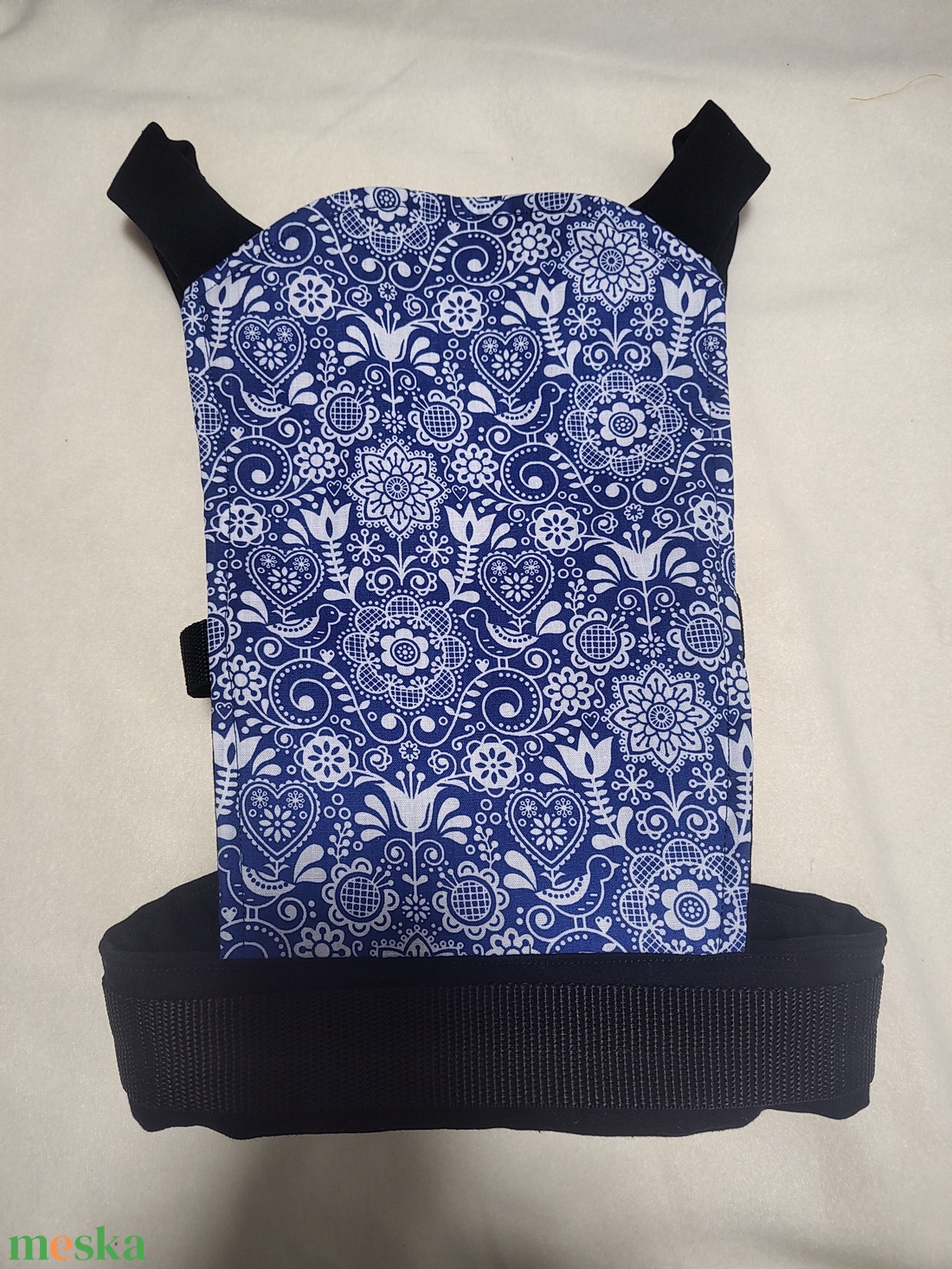 Játék csatos hordozó - kék mintás fekete pántokkal - játék & sport - baba & babaház - babaruha, babakellék - Meska.hu