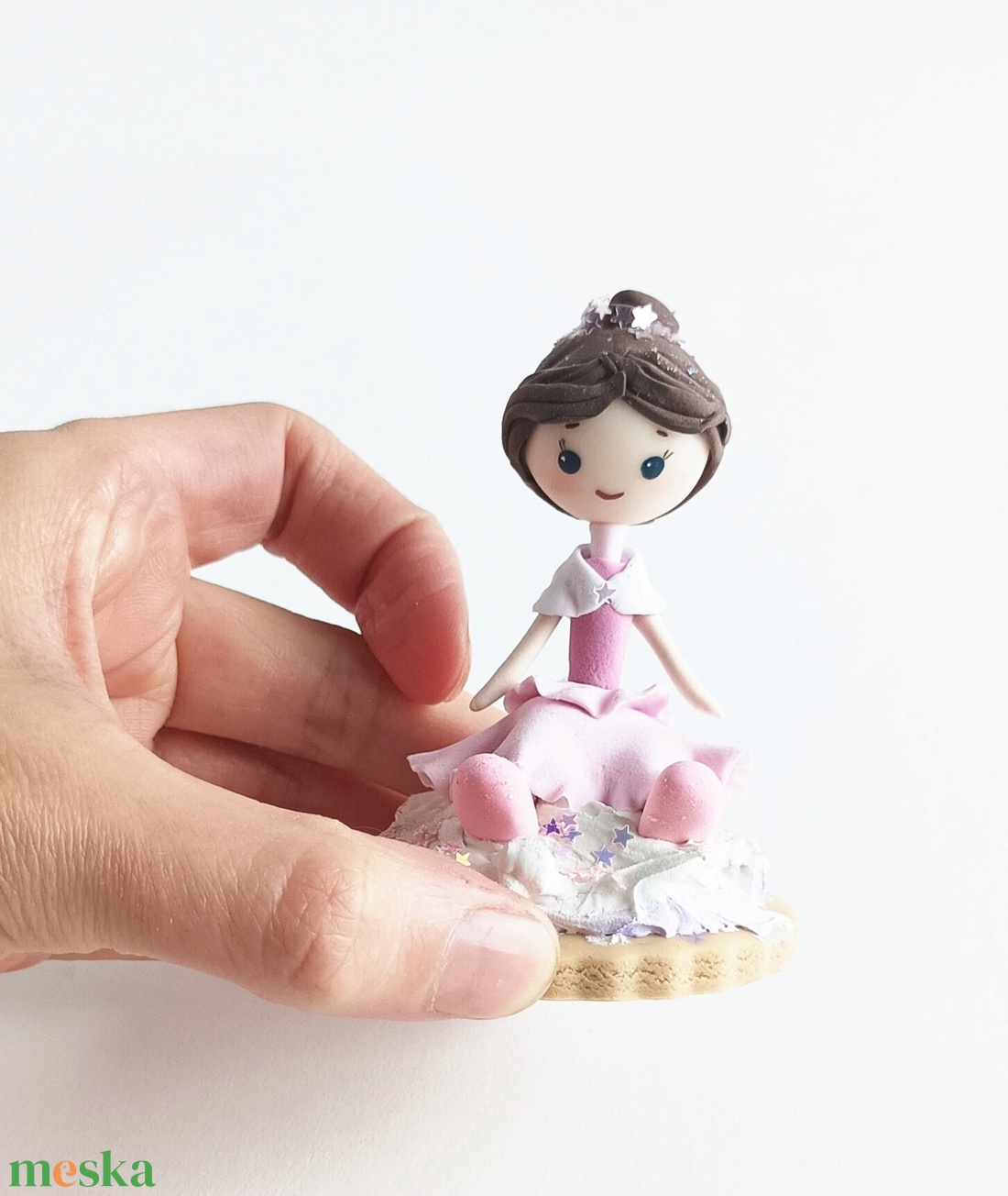 Mini torta dísz kislánnyal - otthon & életmód - dekoráció - dísztárgy - Meska.hu Mini torta dísz kislánnyal - otthon & életmód - dekoráció - dísztárgy - Meska.hu