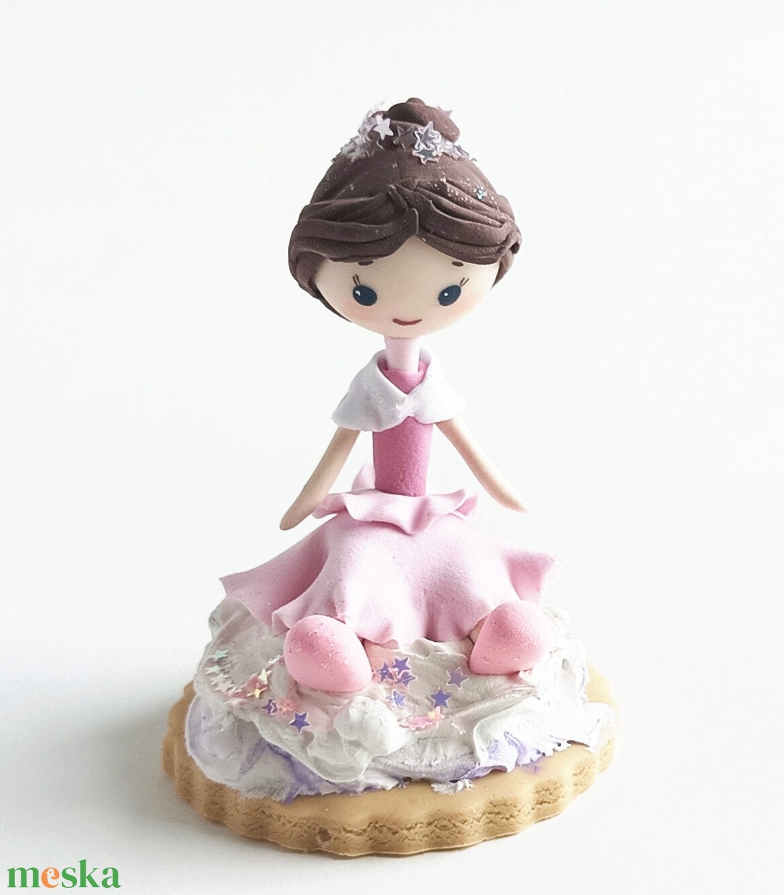 Mini torta dísz kislánnyal - otthon & életmód - dekoráció - dísztárgy - Meska.hu Mini torta dísz kislánnyal - otthon & életmód - dekoráció - dísztárgy - Meska.hu