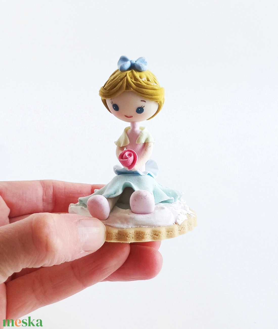 Mini epertorta dísz kislánnyal - otthon & életmód - dekoráció - dísztárgy - Meska.hu Mini epertorta dísz kislánnyal - otthon & életmód - dekoráció - dísztárgy - Meska.hu
