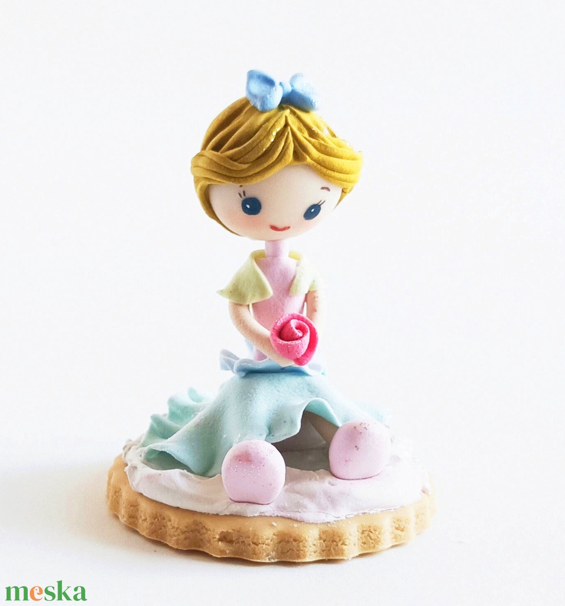 Mini epertorta dísz kislánnyal - otthon & életmód - dekoráció - dísztárgy - Meska.hu Mini epertorta dísz kislánnyal - otthon & életmód - dekoráció - dísztárgy - Meska.hu
