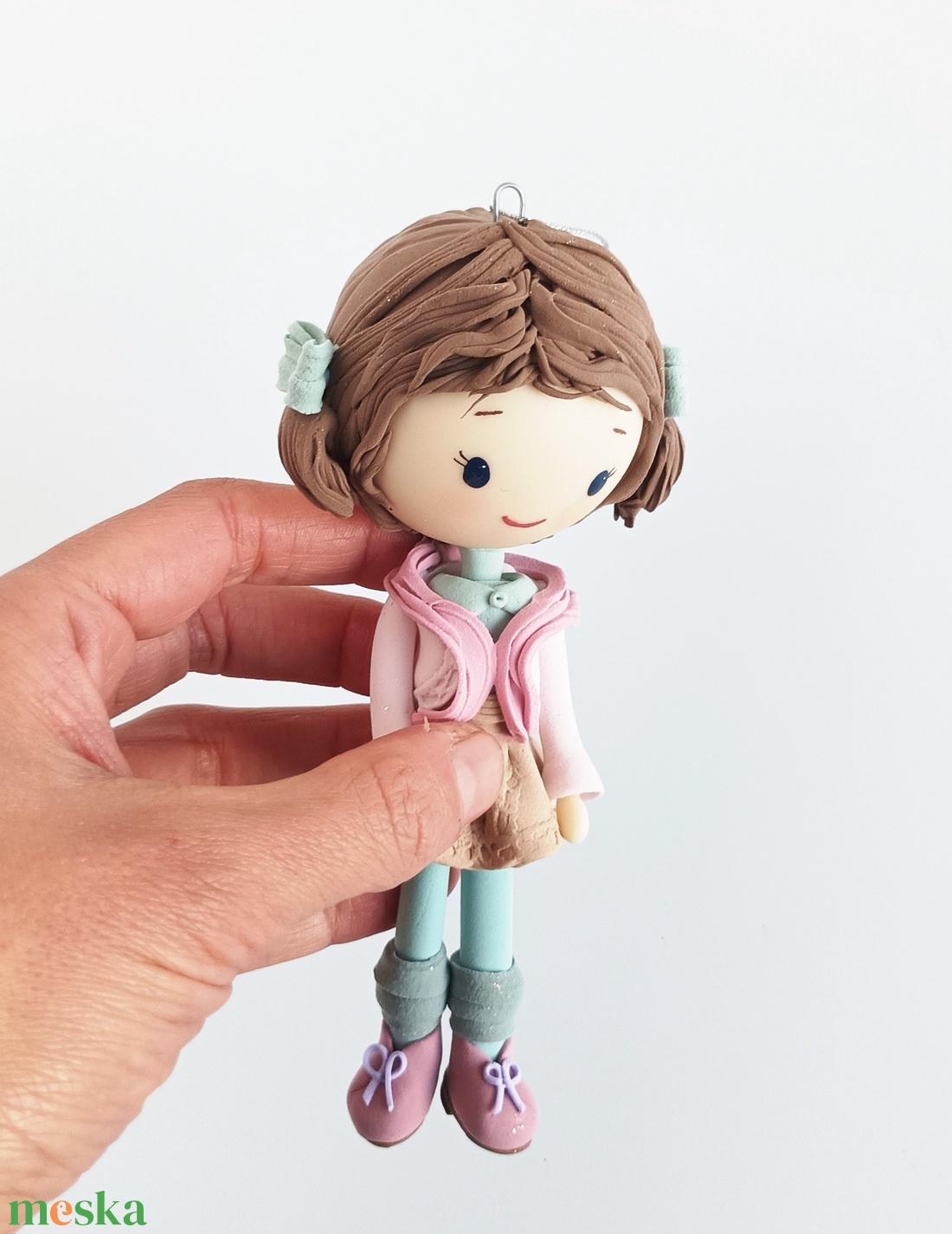 Kislány felakasztható: barna - karácsony - karácsonyi lakásdekoráció - karácsonyfadíszek - Meska.hu