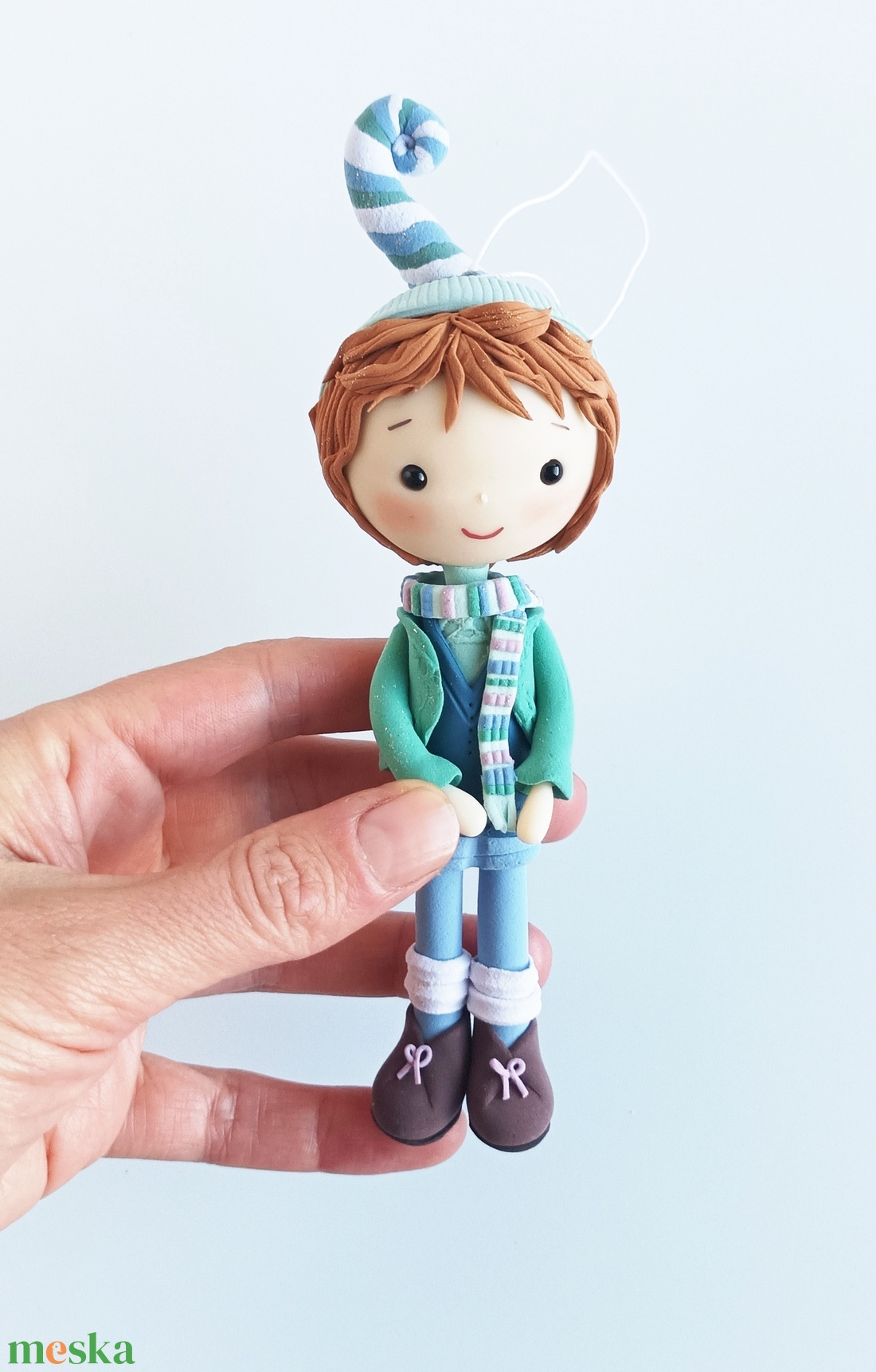 Kisfiú dísz (felakasztható): barna hajú - karácsony - karácsonyi lakásdekoráció - karácsonyfadíszek - Meska.hu