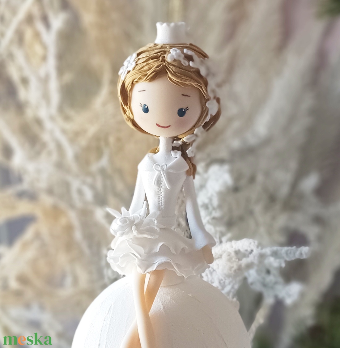 Jéghercegnő hógolyón - karácsony - karácsonyi lakásdekoráció - karácsonyfadíszek - Meska.hu