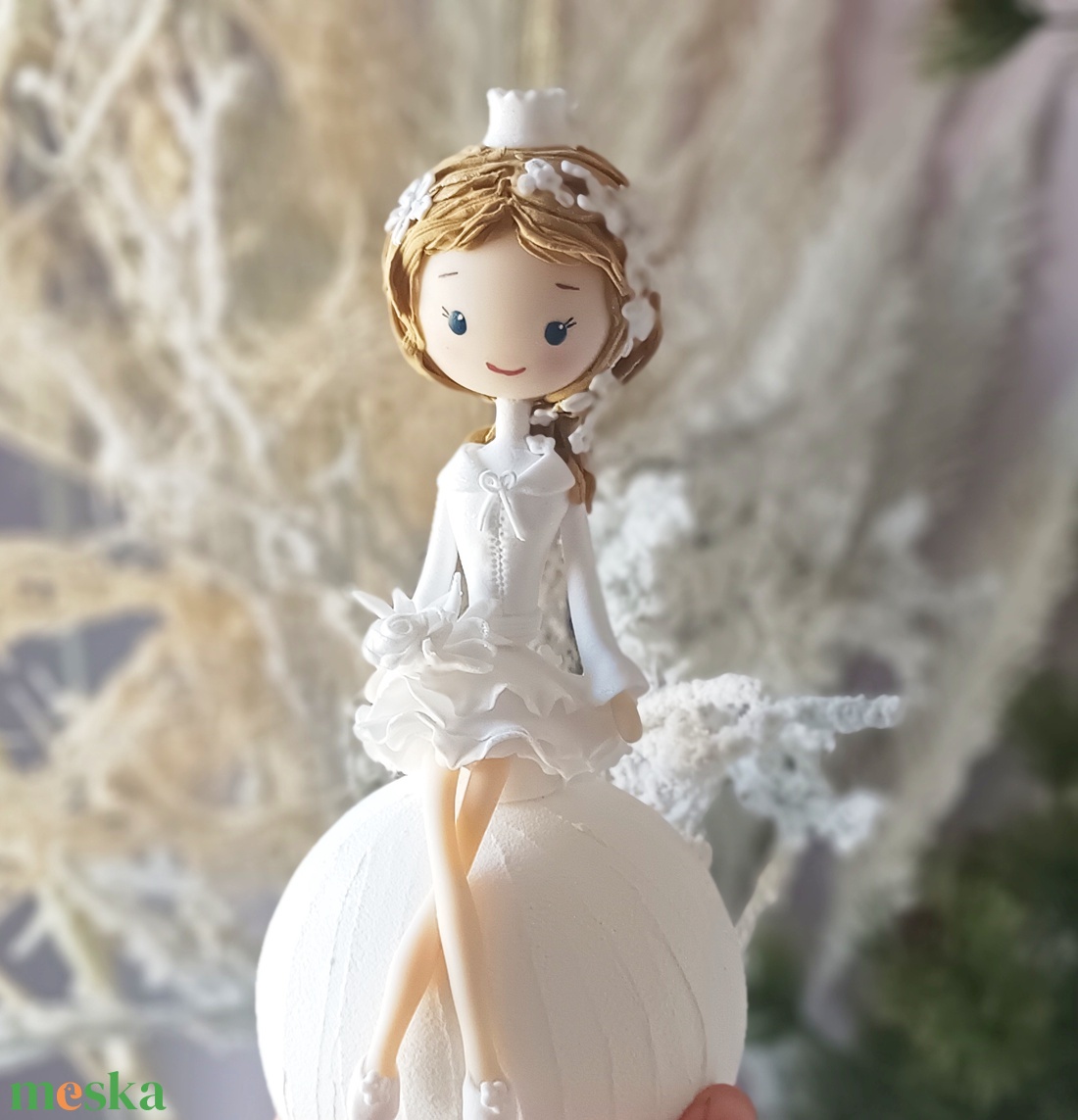 Jéghercegnő hógolyón - karácsony - karácsonyi lakásdekoráció - karácsonyfadíszek - Meska.hu