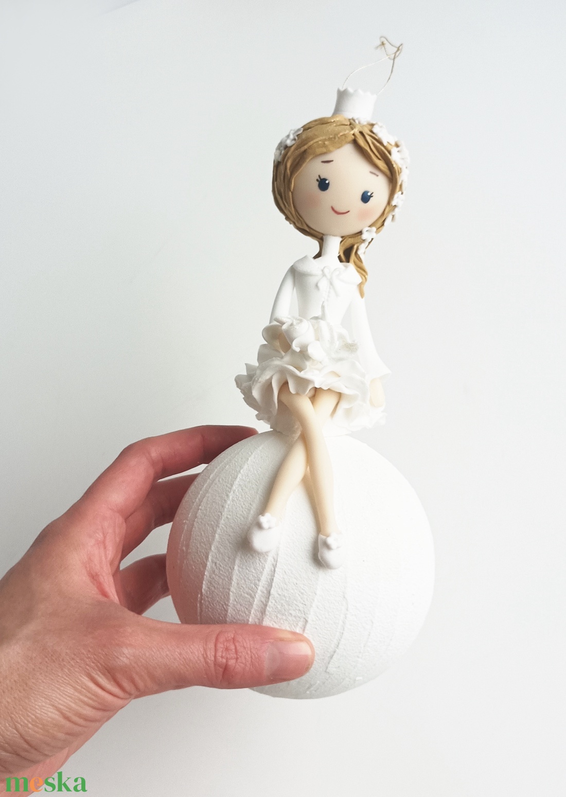 Jéghercegnő hógolyón - karácsony - karácsonyi lakásdekoráció - karácsonyfadíszek - Meska.hu