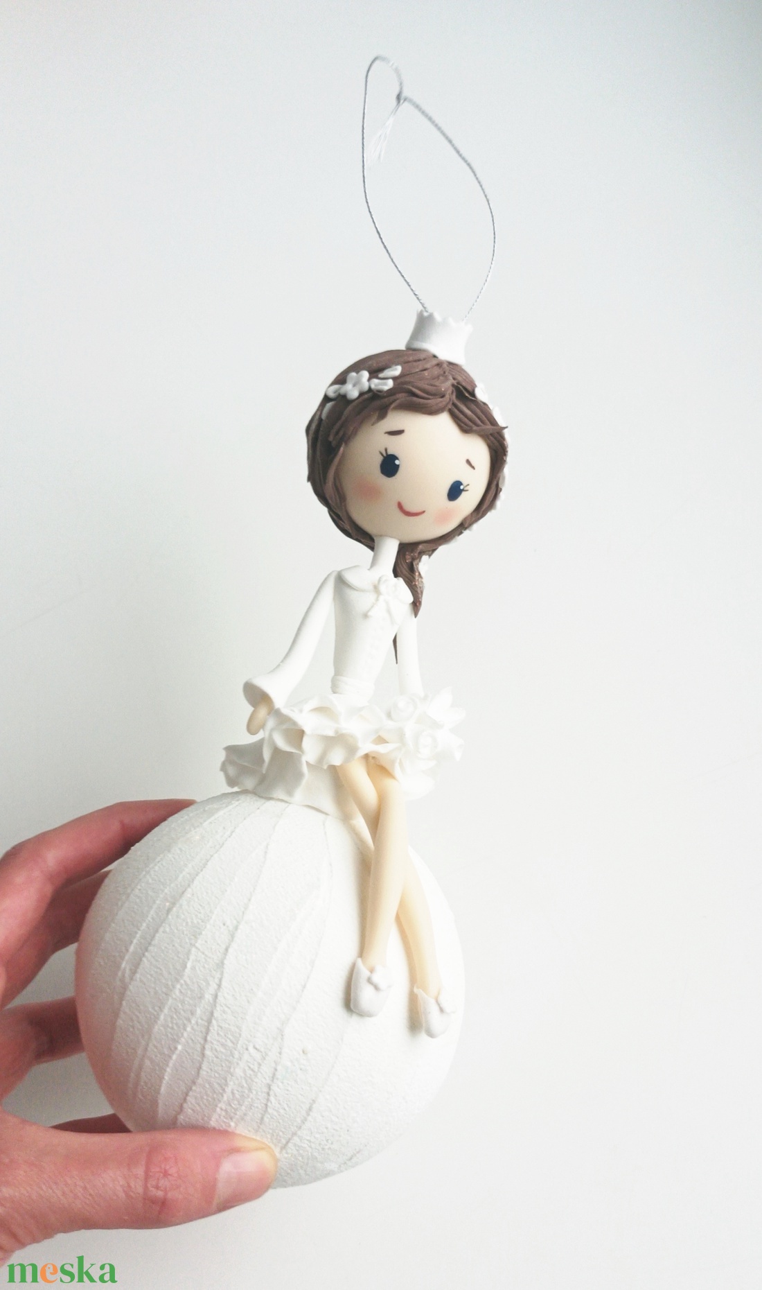 Jéghercegnő hógolyón - karácsony - karácsonyi lakásdekoráció - karácsonyfadíszek - Meska.hu