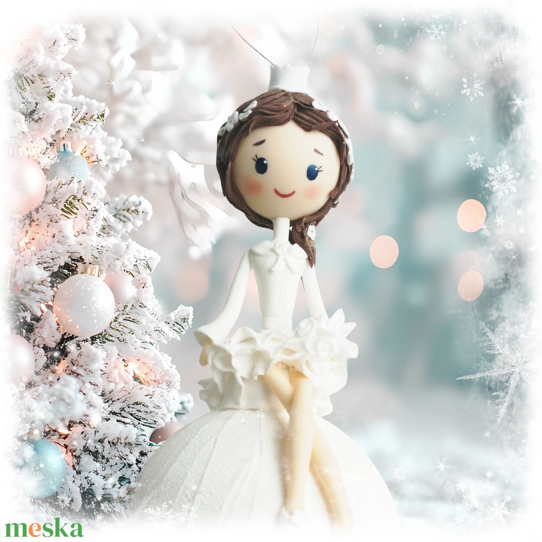 Jéghercegnő hógolyón - karácsony - karácsonyi lakásdekoráció - karácsonyfadíszek - Meska.hu