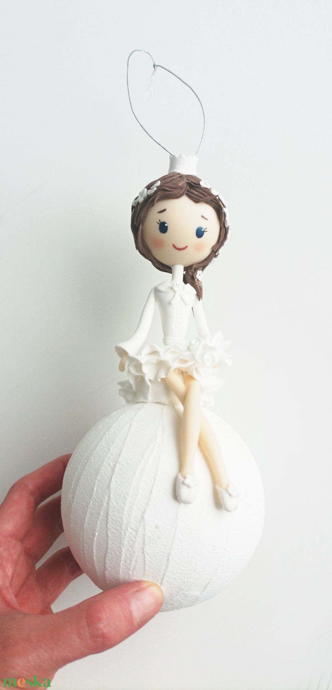 Jéghercegnő hógolyón - karácsony - karácsonyi lakásdekoráció - karácsonyfadíszek - Meska.hu