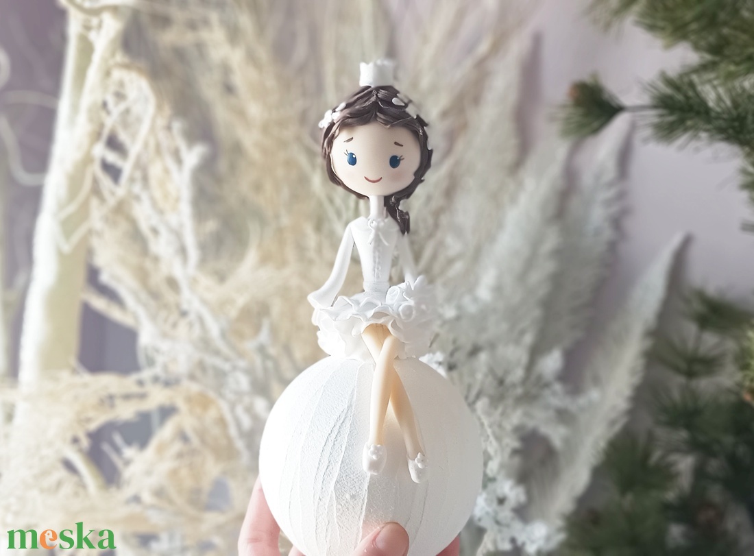 Jéghercegnő hógolyón - karácsony - karácsonyi lakásdekoráció - karácsonyfadíszek - Meska.hu