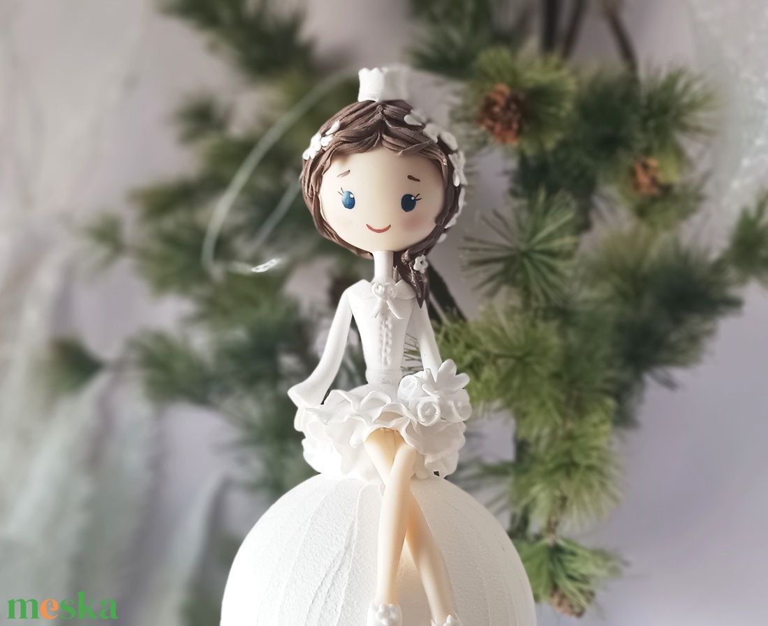 Jéghercegnő hógolyón - karácsony - karácsonyi lakásdekoráció - karácsonyfadíszek - Meska.hu