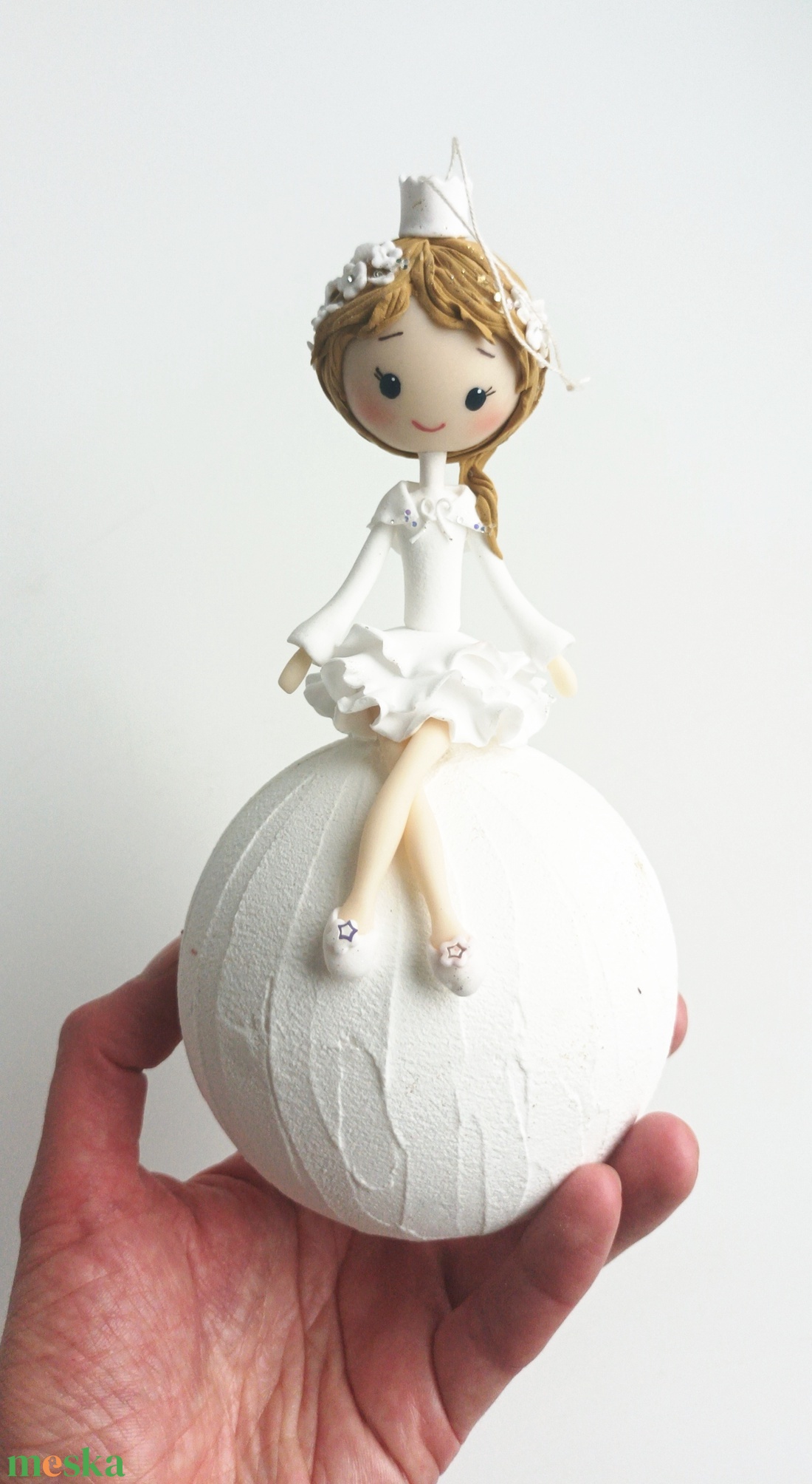 Hercegnő hógolyón - karácsony - karácsonyi lakásdekoráció - karácsonyfadíszek - Meska.hu