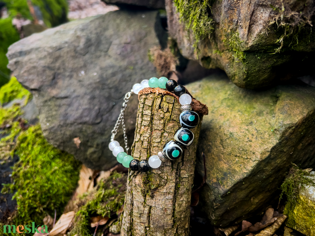 SKOGSÖGA - Replika viking üveggyöngy karkötő ásványokkal (történelmi ihletésű) - ékszer - karkötő - gyöngyös karkötő - Meska.hu