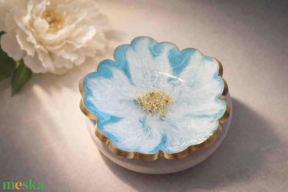 Türkizkék virág formájú gyanta ékszertartó tál - otthon & életmód - dekoráció - asztal és polc dekoráció - dekorációs tál, tartó - Meska.hu