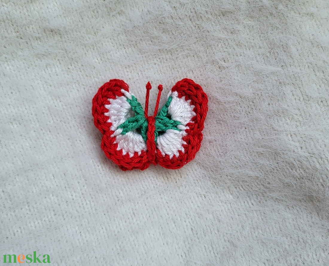 Horgolt kokárda pillangó - ékszer - kitűző és bross - Meska.hu
