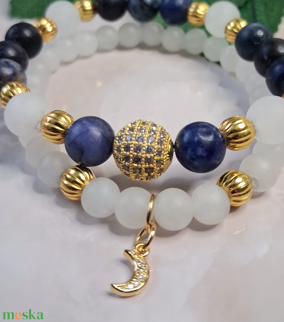 Szodalit és fehér jáde ásvány karkötő szett, arany színű cirkóniás díszekkel - ékszer - karkötő - ásványkarkötő - Meska.hu