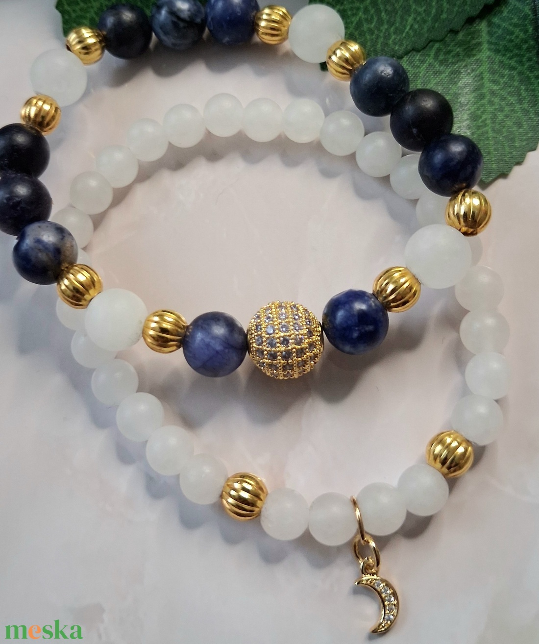 Szodalit és fehér jáde ásvány karkötő szett, arany színű cirkóniás díszekkel - ékszer - karkötő - ásványkarkötő - Meska.hu