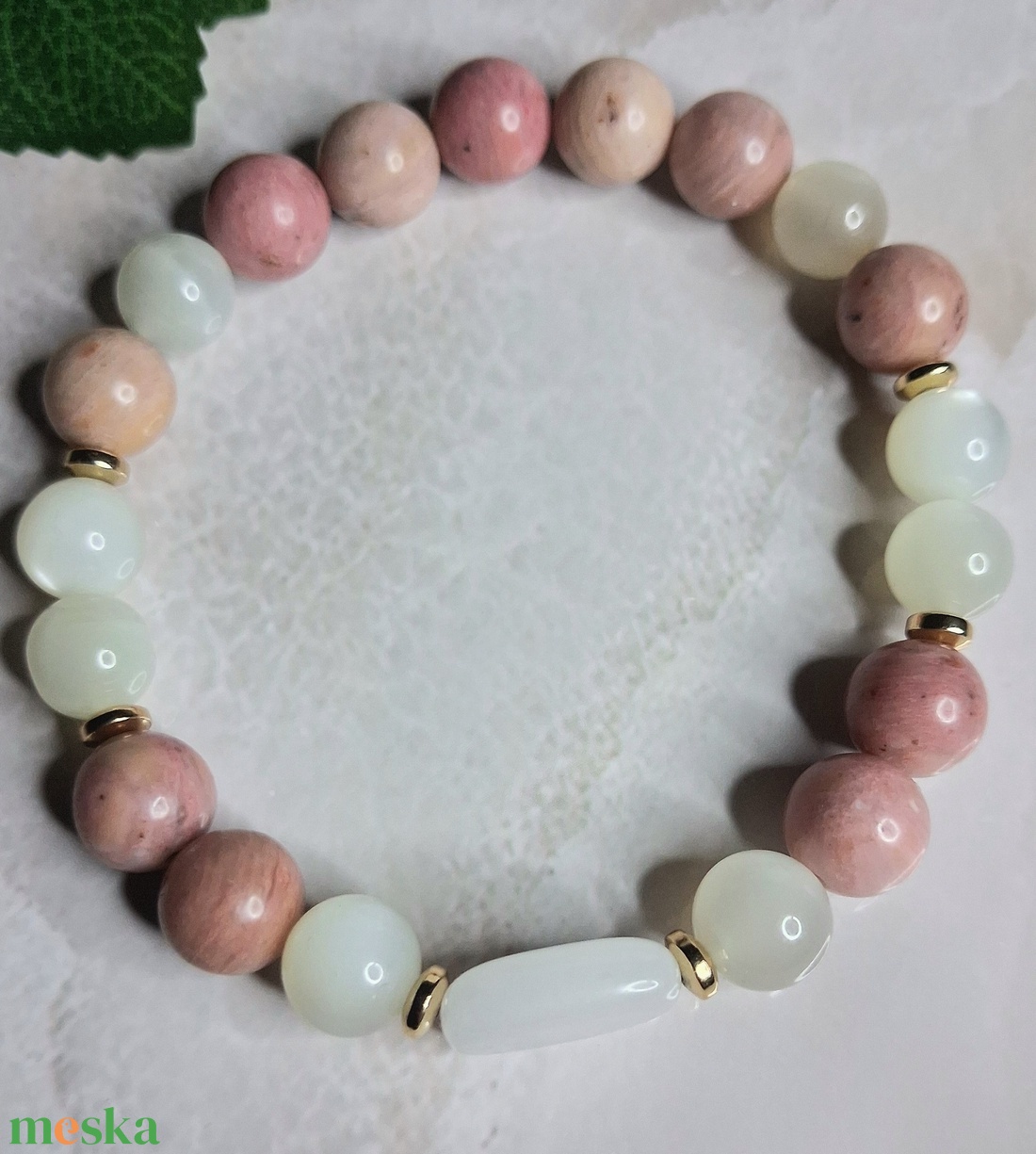 Rodonit, holdkő és fehér jáde ásvány karkötő hematit köztesekkel - ékszer - karkötő - ásványkarkötő - Meska.hu