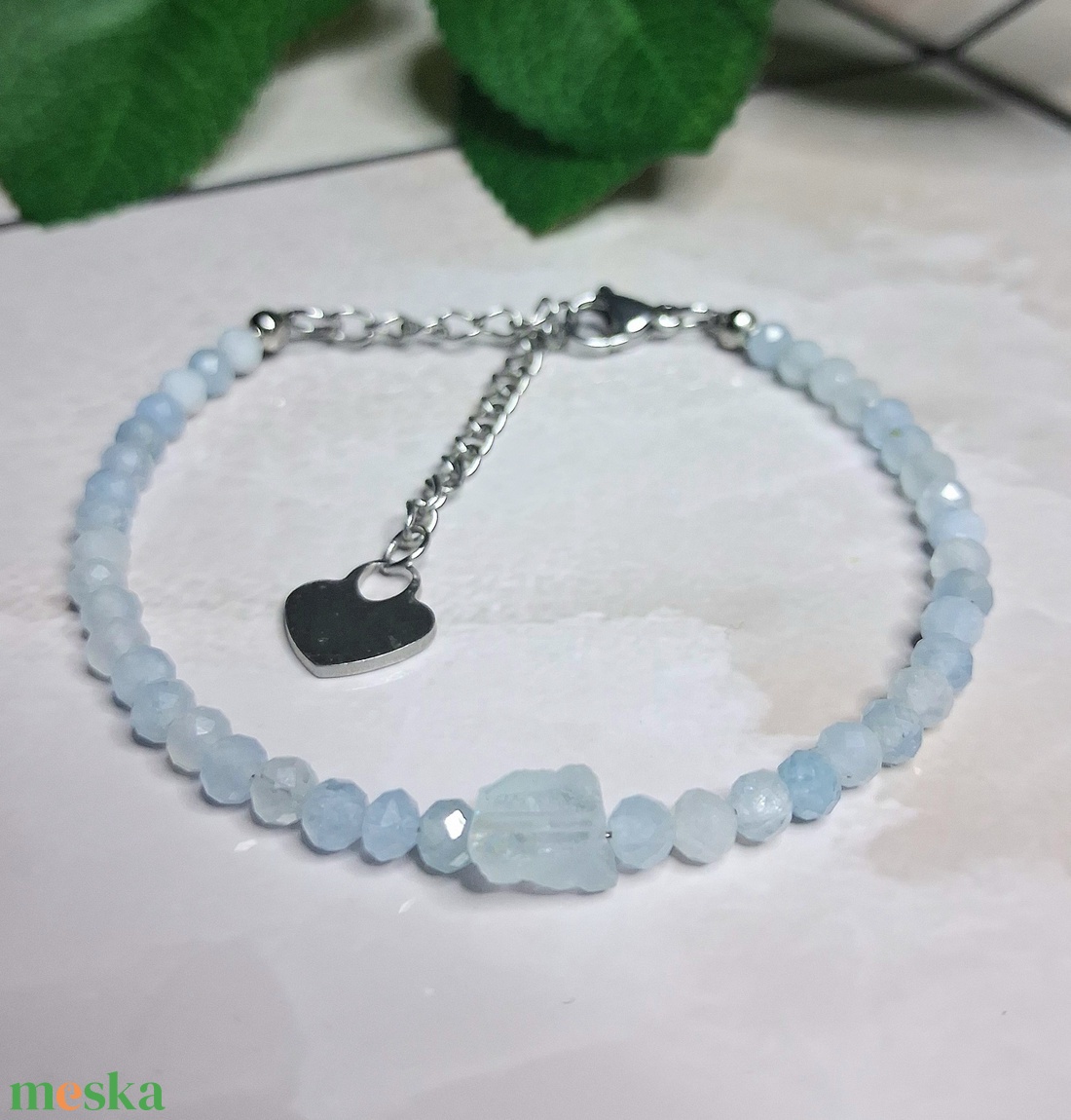 Finom akvamarin karkötő nyers központi elemmel - ékszer - karkötő - ásványkarkötő - Meska.hu