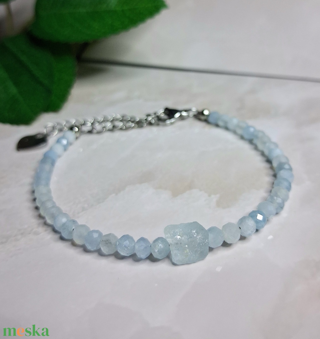 Finom akvamarin karkötő nyers központi elemmel - ékszer - karkötő - ásványkarkötő - Meska.hu