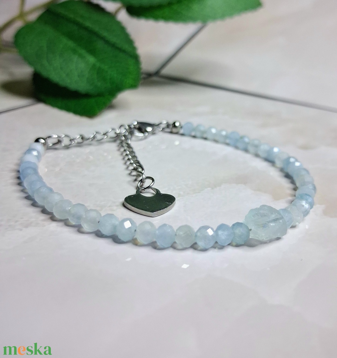Finom akvamarin karkötő nyers központi elemmel - ékszer - karkötő - ásványkarkötő - Meska.hu