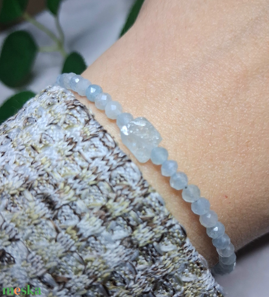Finom akvamarin karkötő nyers központi elemmel - ékszer - karkötő - ásványkarkötő - Meska.hu