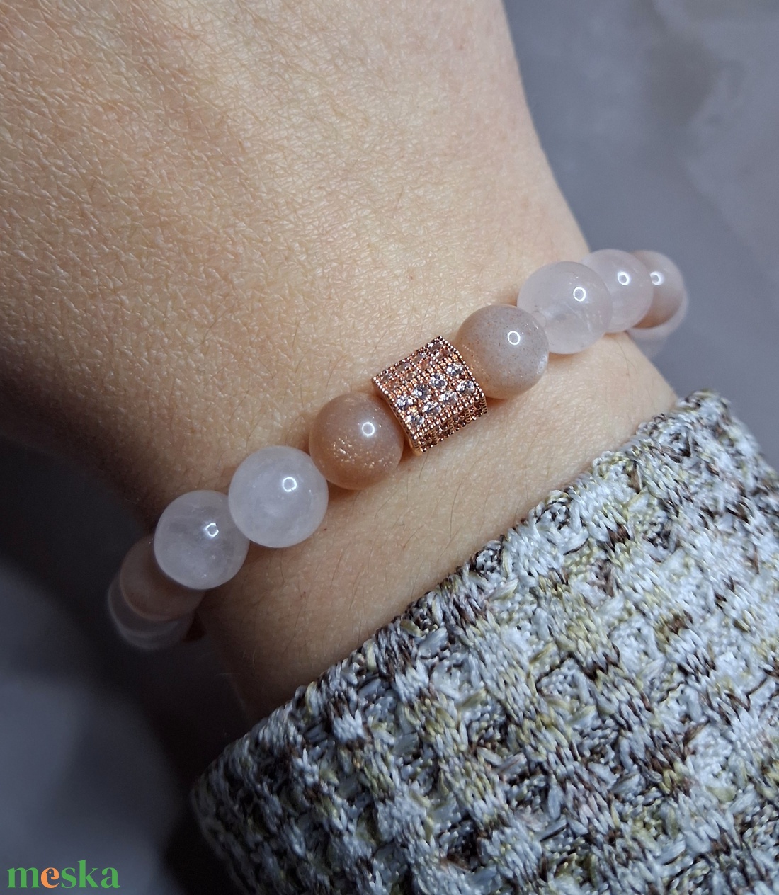 Rózsakvarc és holdkő ásvány karkötő cirkóniás dísszel - ékszer - karkötő - ásványkarkötő - Meska.hu