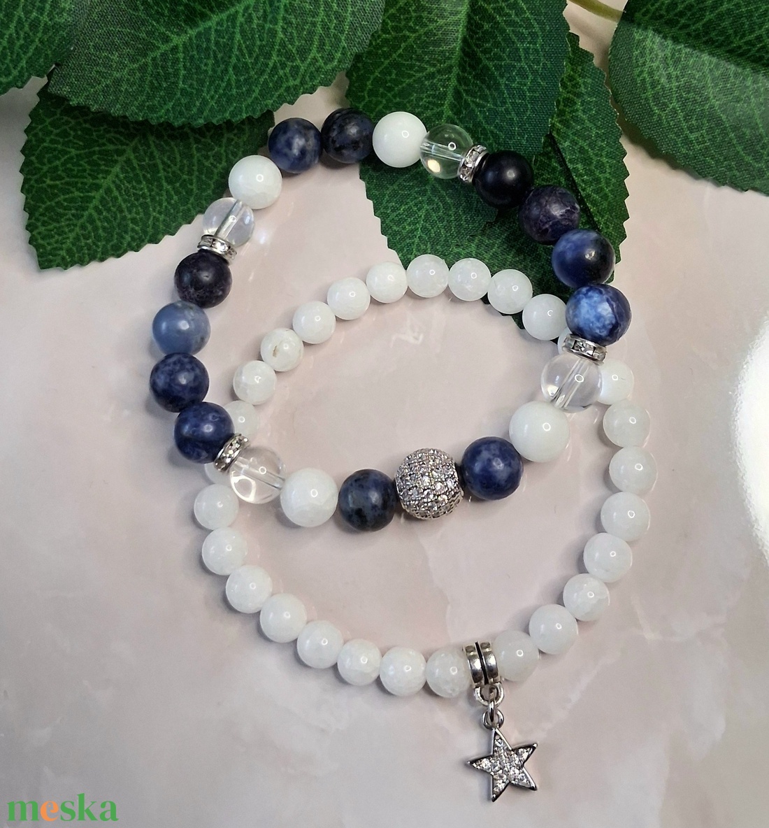 Szodalit és fehér jáde ásvány karkötő szett, ezüst színű cirkóniás díszekkel - ékszer - karkötő - ásványkarkötő - Meska.hu