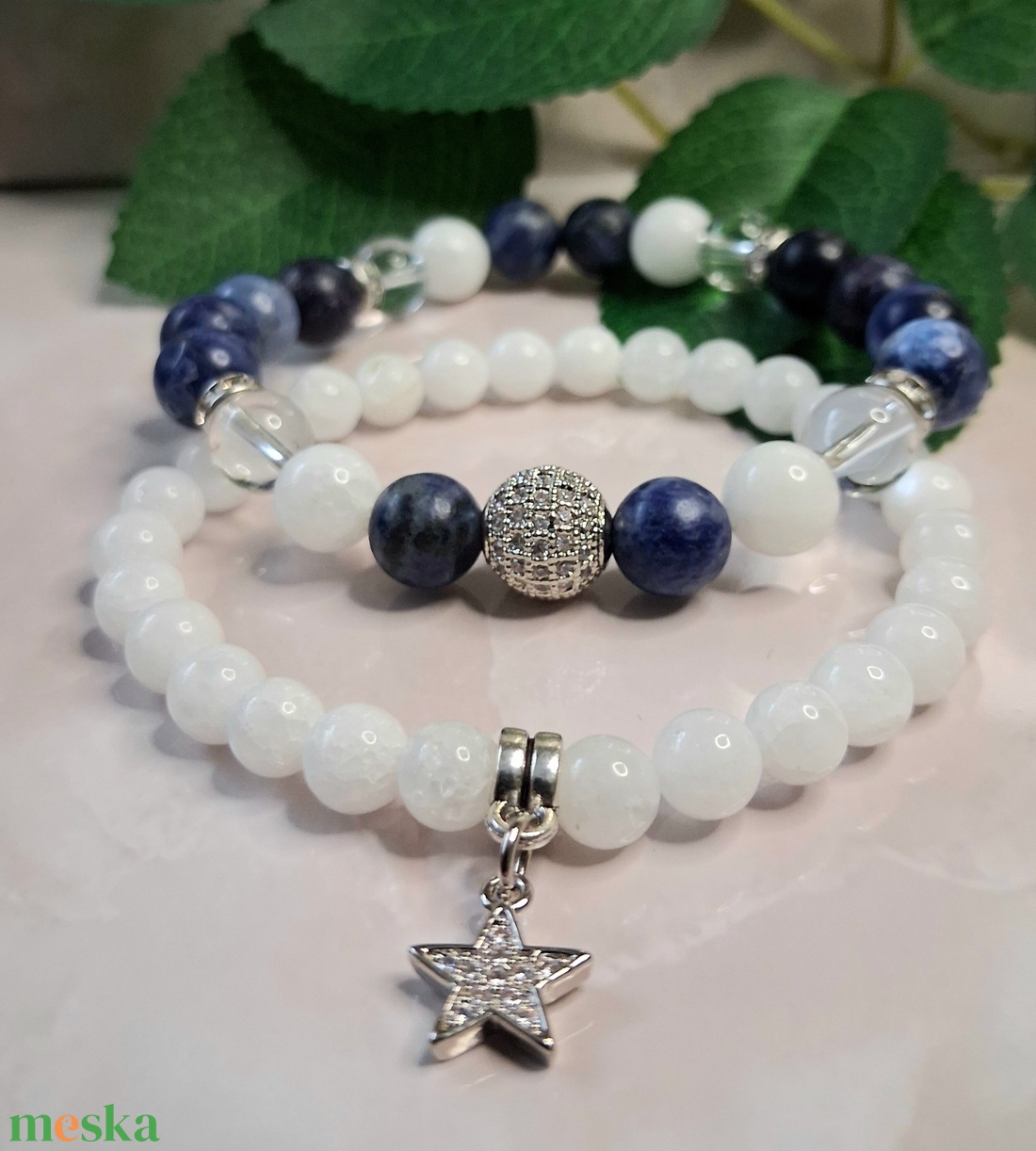 Szodalit és fehér jáde ásvány karkötő szett, ezüst színű cirkóniás díszekkel - ékszer - karkötő - ásványkarkötő - Meska.hu