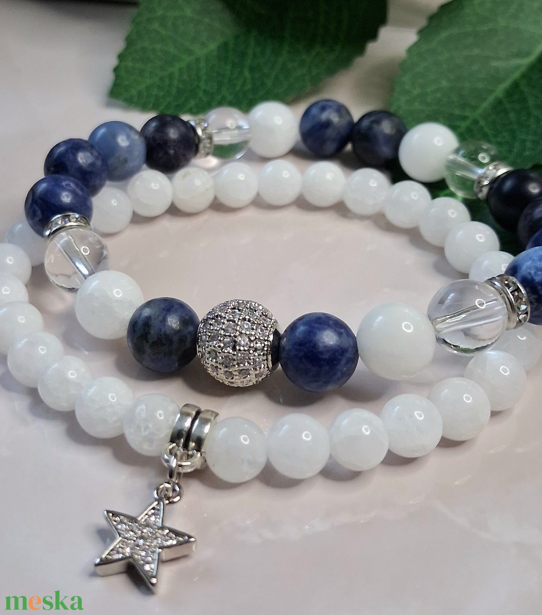 Szodalit és fehér jáde ásvány karkötő szett, ezüst színű cirkóniás díszekkel - ékszer - karkötő - ásványkarkötő - Meska.hu