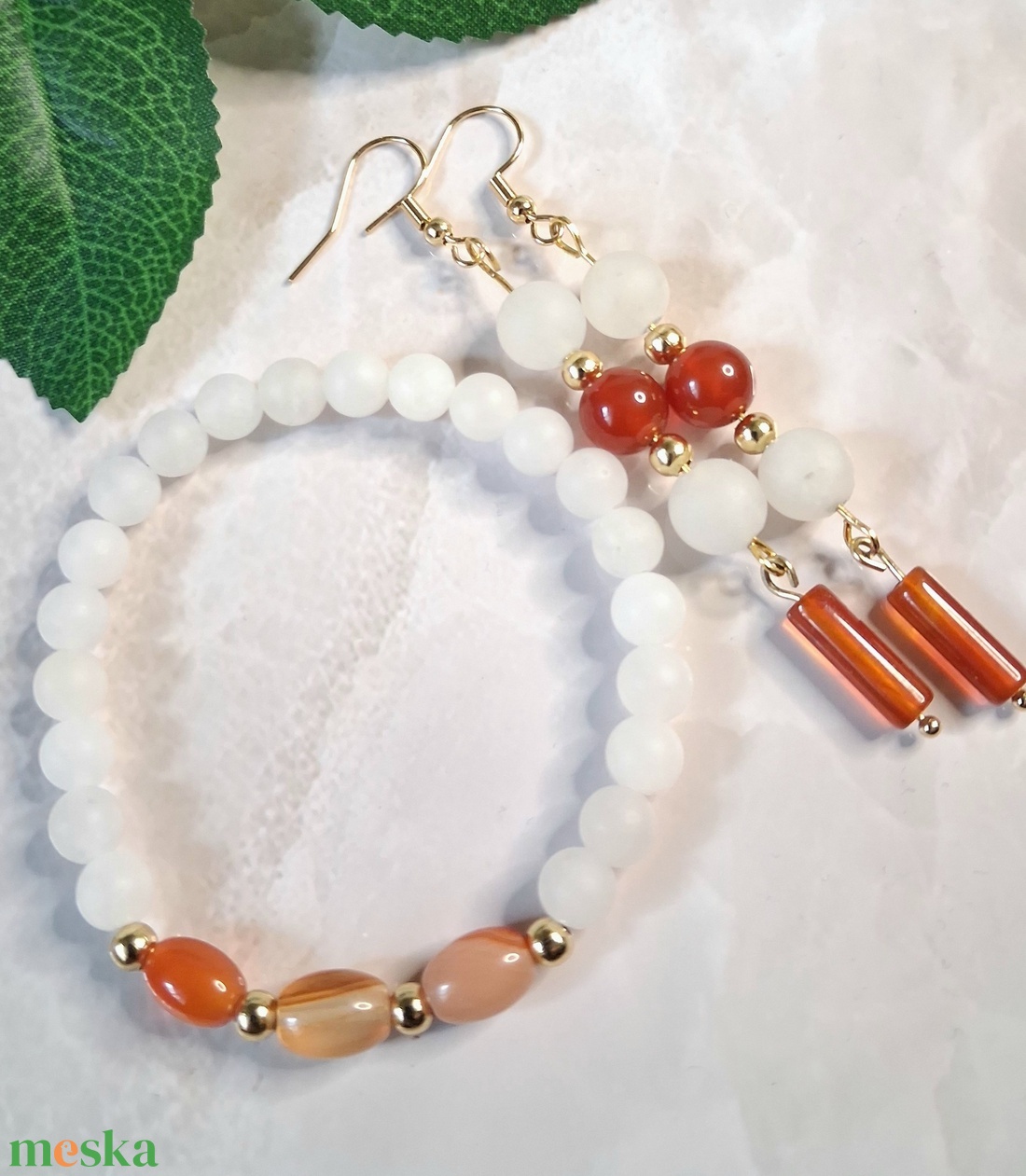 Ásvány ékszerszett karneollal és matt fehér jádéval � karkötő és fülbevaló - ékszer - ékszerszett - Meska.hu