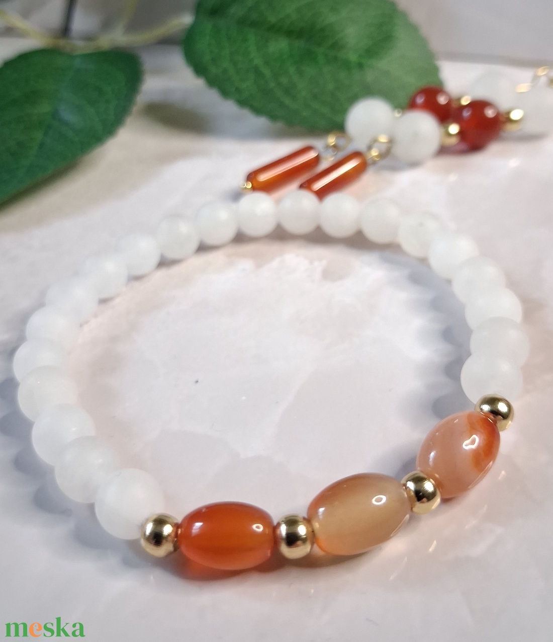 Ásvány ékszerszett karneollal és matt fehér jádéval � karkötő és fülbevaló - ékszer - ékszerszett - Meska.hu