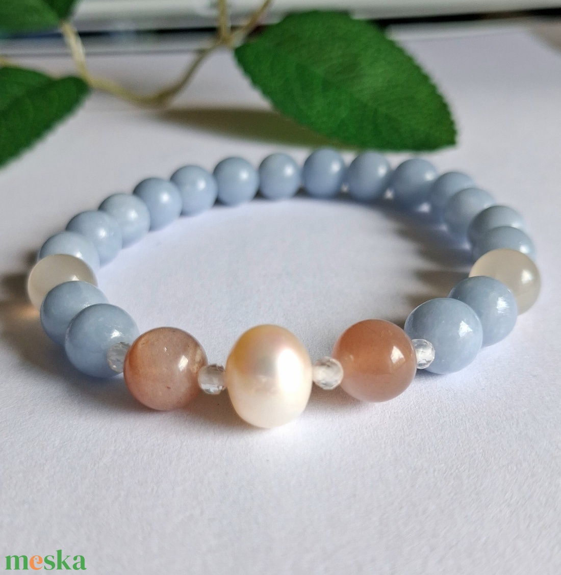 Angelit és holdkő ásvány karkötő tenyésztett gyönggyel - ékszer - karkötő - ásványkarkötő - Meska.hu