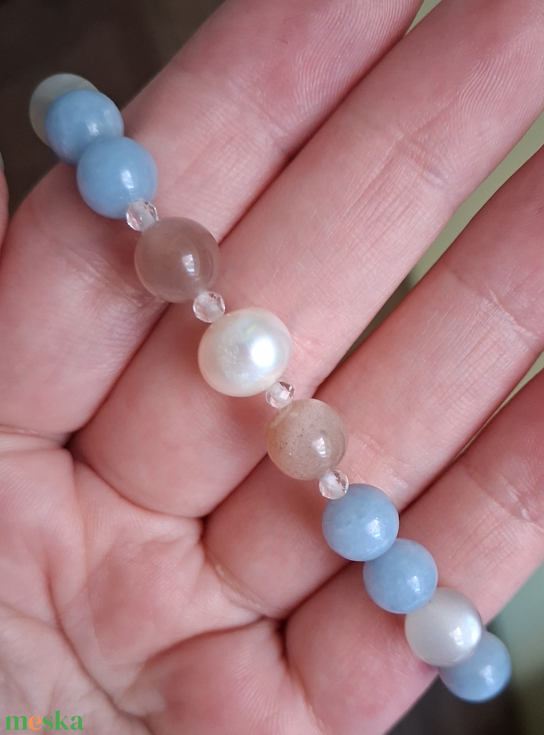 Angelit és holdkő ásvány karkötő tenyésztett gyönggyel - ékszer - karkötő - ásványkarkötő - Meska.hu