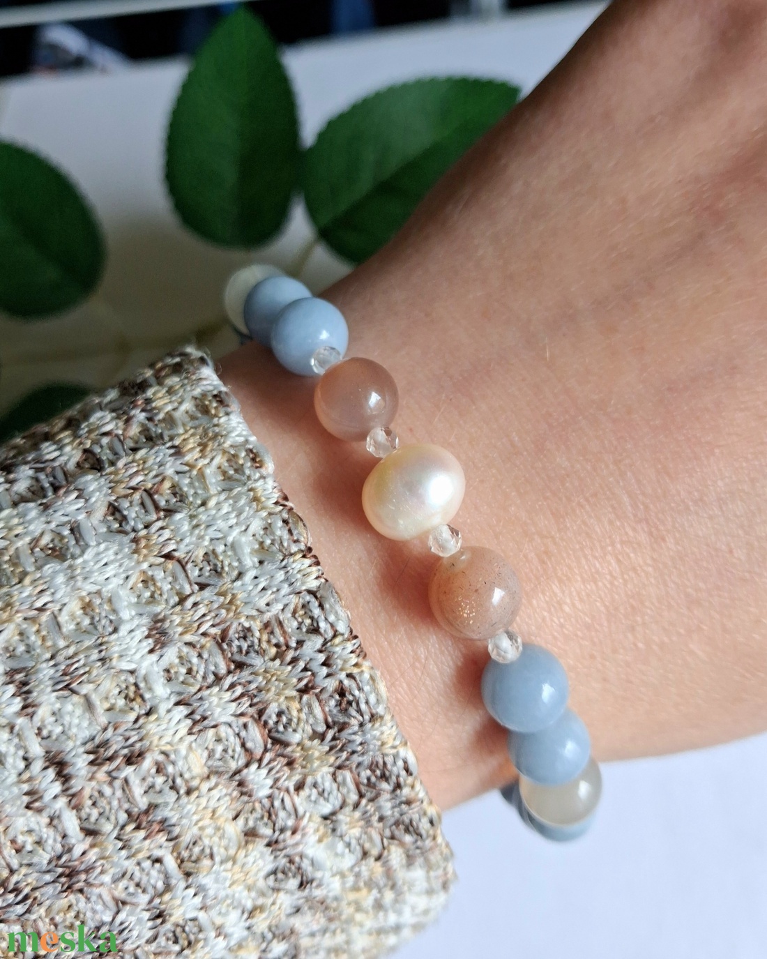 Angelit és holdkő ásvány karkötő tenyésztett gyönggyel - ékszer - karkötő - ásványkarkötő - Meska.hu