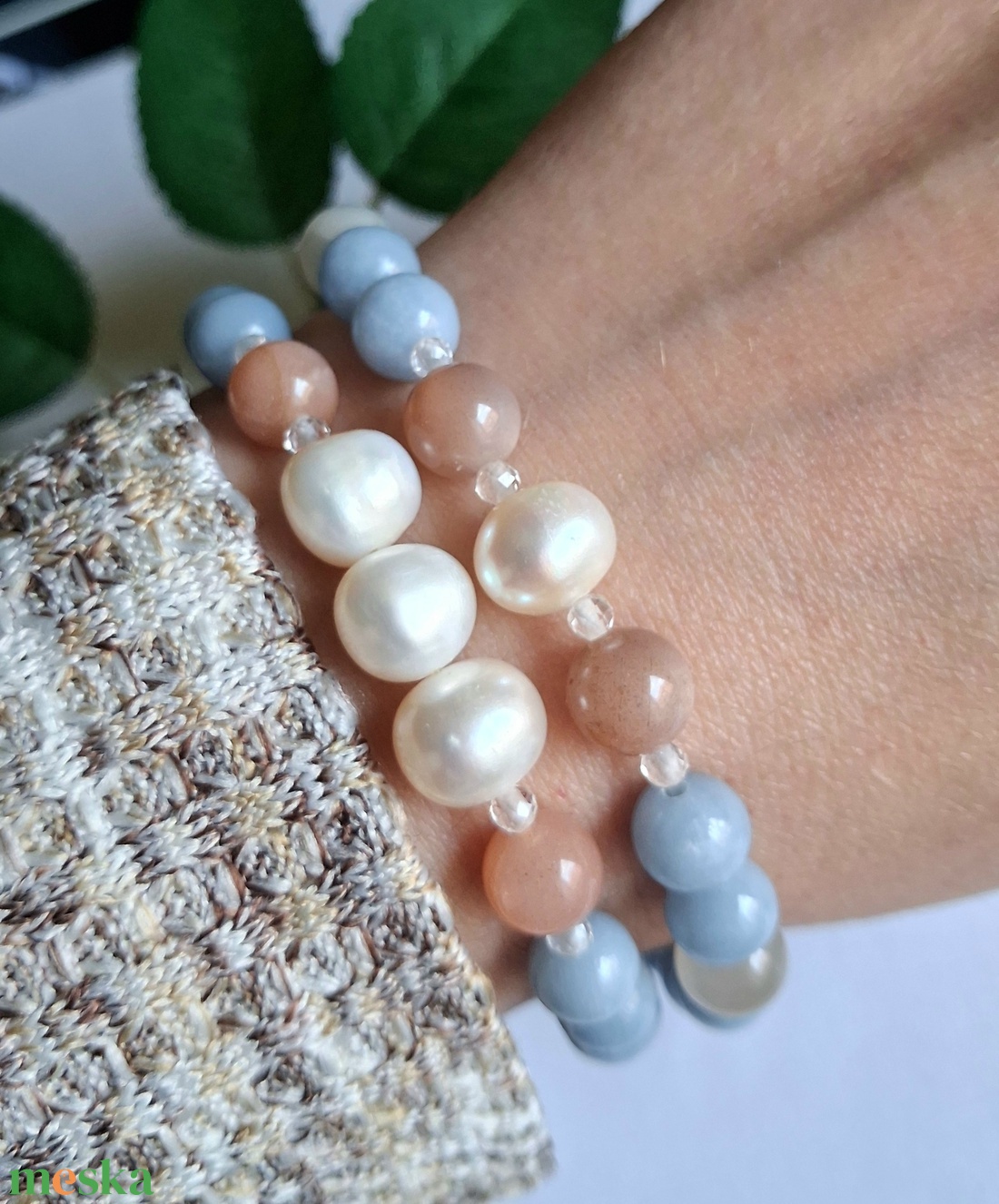 Angelit és holdkő ásvány karkötő tenyésztett gyönggyel - ékszer - karkötő - ásványkarkötő - Meska.hu