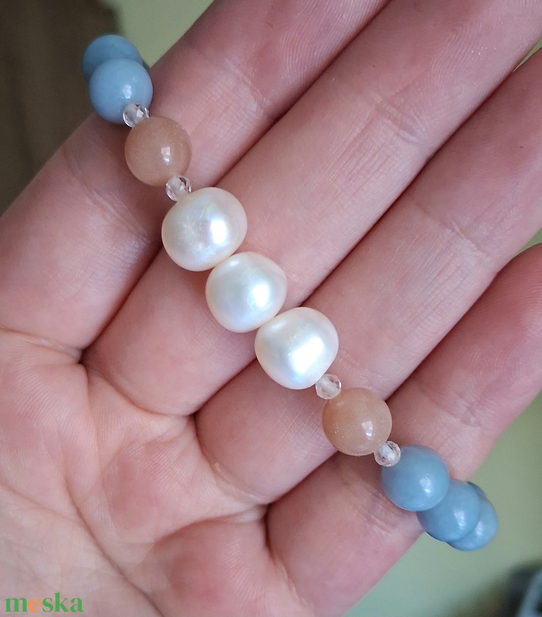 Angelit és holdkő ásvány karkötő tenyésztett gyönggyel - ékszer - karkötő - ásványkarkötő - Meska.hu