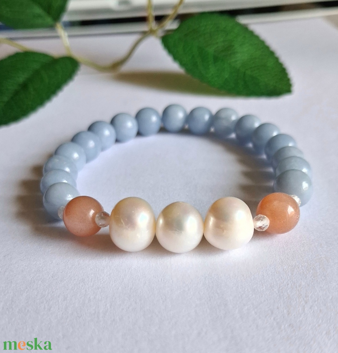 Angelit és holdkő ásvány karkötő tenyésztett gyönggyel - ékszer - karkötő - ásványkarkötő - Meska.hu