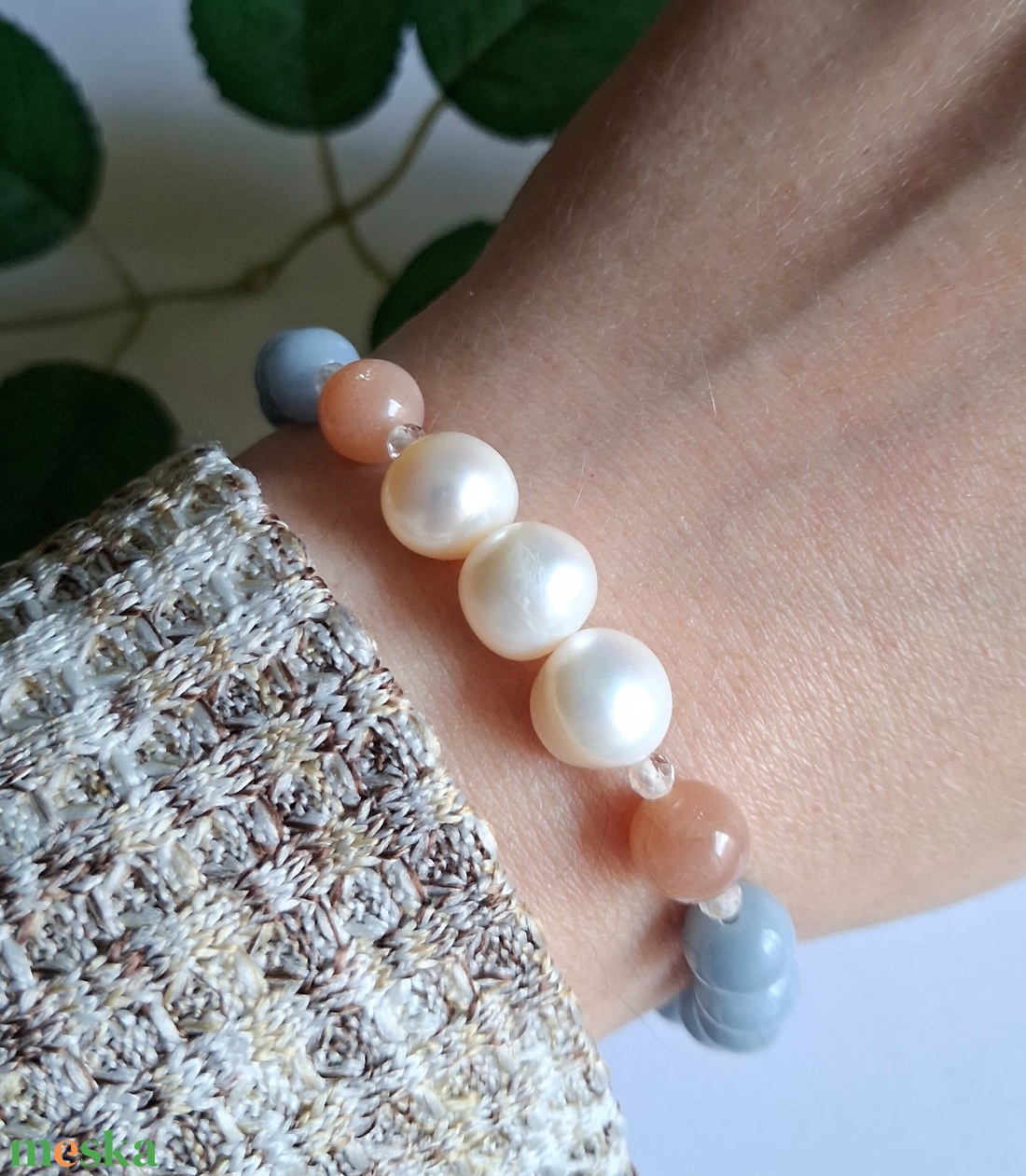 Angelit és holdkő ásvány karkötő tenyésztett gyönggyel - ékszer - karkötő - ásványkarkötő - Meska.hu