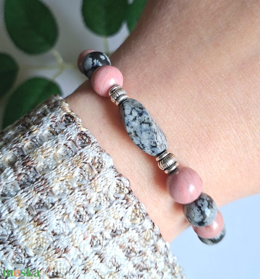 Hópehely obszidián és rodonit-tulit ásvány karkötő � kontrasztos, mégis lágy - ékszer - karkötő - ásványkarkötő - Meska.hu