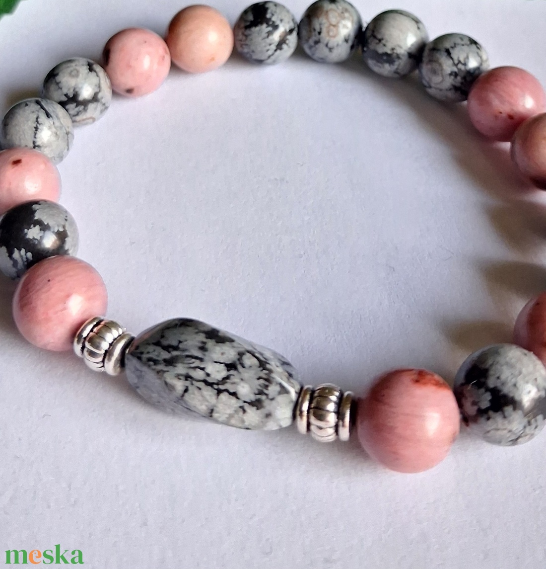 Hópehely obszidián és rodonit-tulit ásvány karkötő � kontrasztos, mégis lágy - ékszer - karkötő - ásványkarkötő - Meska.hu