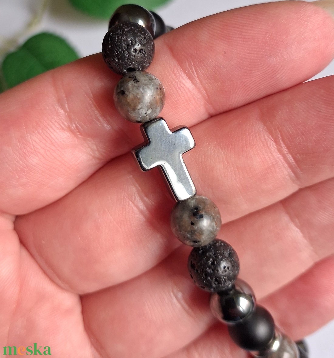 Karakteres férfi karkötő hematit kereszttel, yooperlittel, lávakővel - ékszer - karkötő - ásványkarkötő - Meska.hu