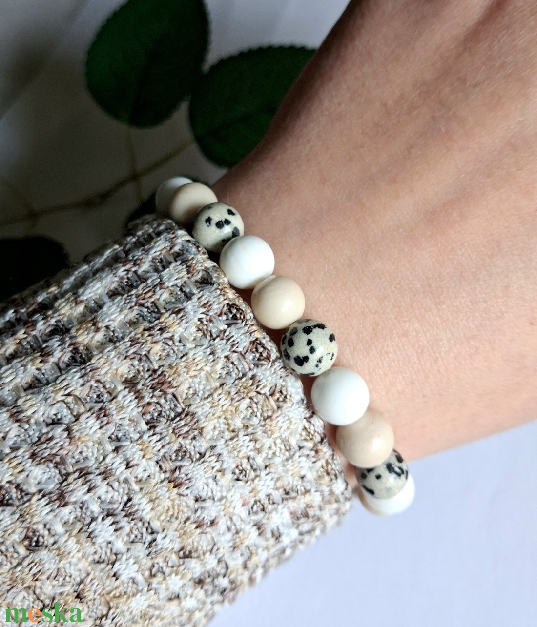 Dalmata jáspis ásvány karkötő krém színű márvánnyal és kagylóhéjgyönggyel - ékszer - karkötő - ásványkarkötő - Meska.hu