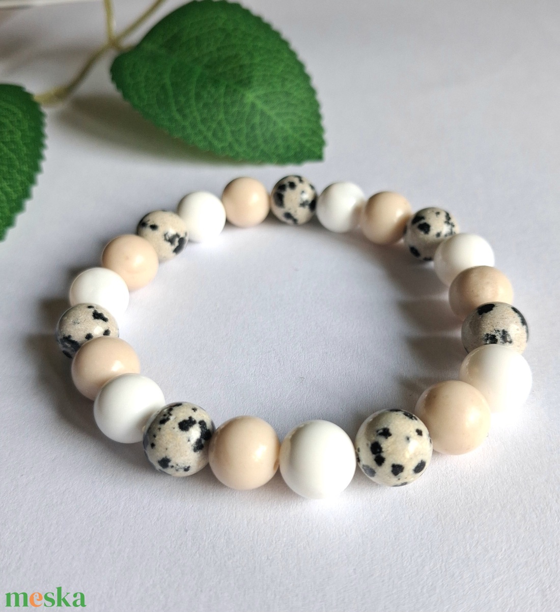 Dalmata jáspis ásvány karkötő krém színű márvánnyal és kagylóhéjgyönggyel - ékszer - karkötő - ásványkarkötő - Meska.hu