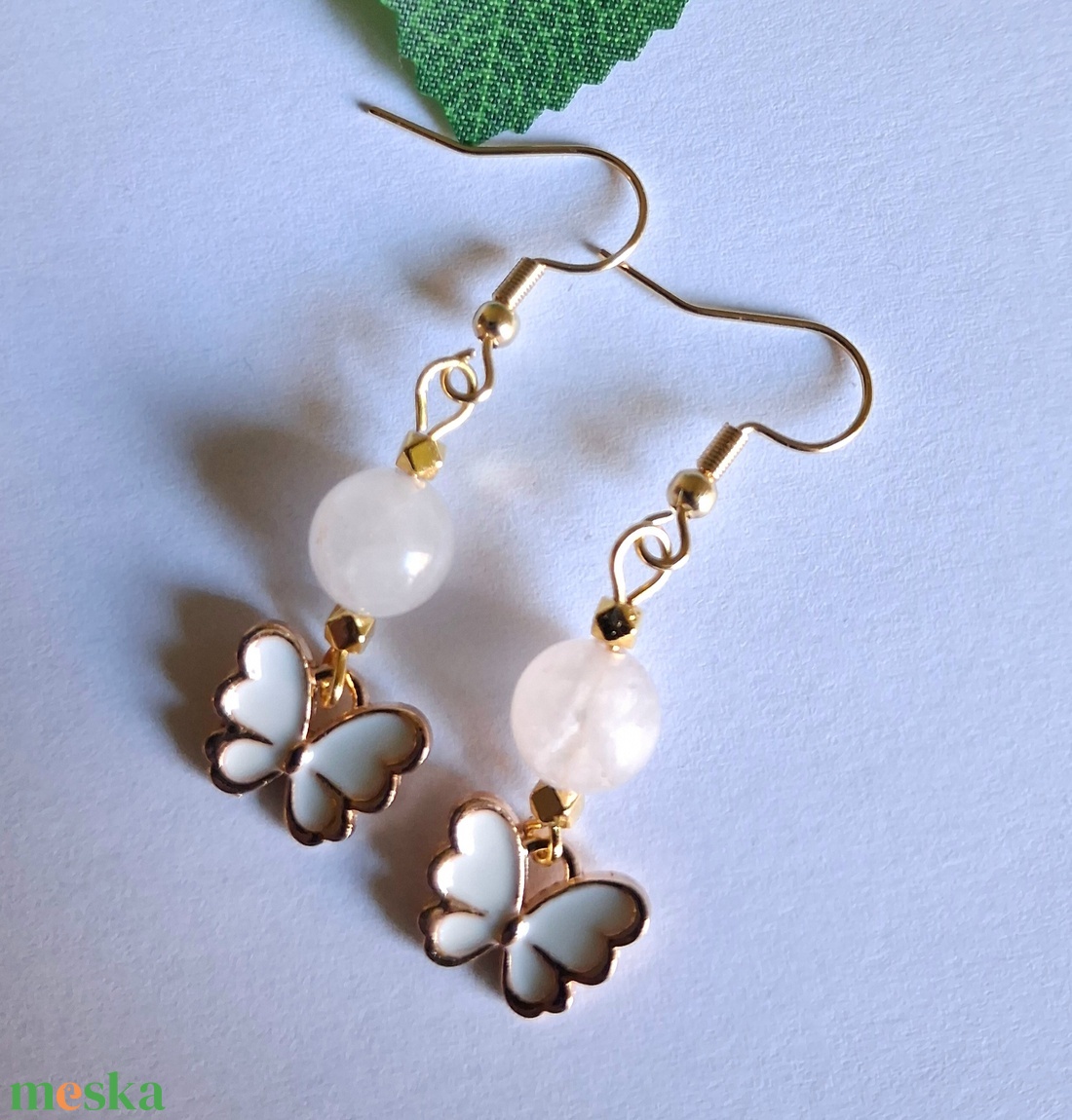 Rózsakvarc pillangós ásvány fülbevaló, arany színű nemesacél akasztóval - ékszer - fülbevaló - lógó fülbevaló - Meska.hu